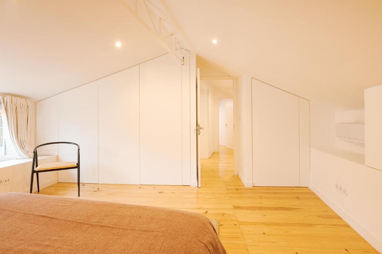 The Yellow House Spacious Duplex In Prazeres District Appartement Lisboa