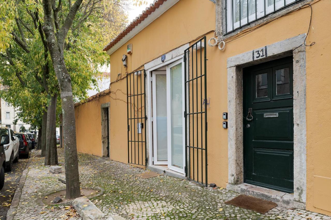 The Yellow House Spacious Duplex In Prazeres District Appartement Lisboa